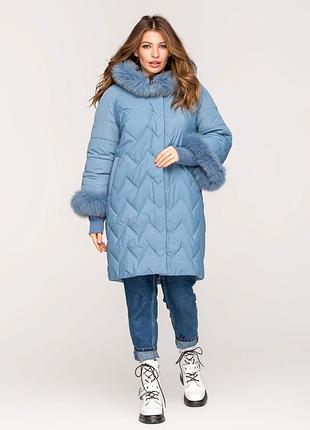 Стильная женская зимняя голубая стеганная куртка с натуральным мехом