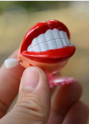 Заводная игрушка прыжковые зубы красные 6