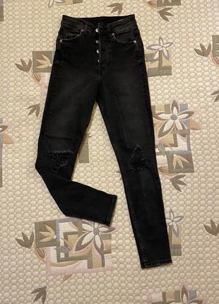 Черные рваные джинсы