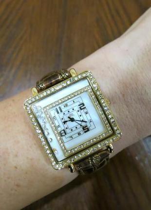 Стильные женские часы известного бренда.6 фото