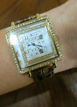 Стильные женские часы известного бренда.7 фото