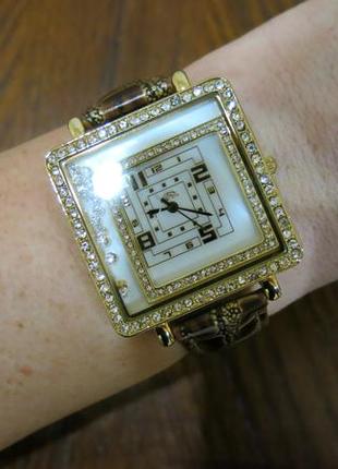 Стильные женские часы известного бренда.8 фото