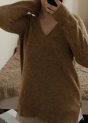 Теплий светр з трикутним декольте