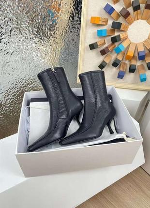 Ботинки в стилі the row romy ankle boot in leather с квадратным носком и высоким каблуком с застежкой на молнии