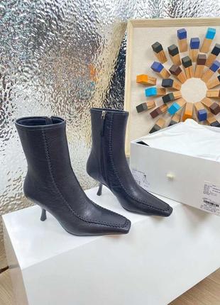 Ботинки в стилі the row romy ankle boot in leather с квадратным носком и высоким каблуком с застежкой на молнии3 фото