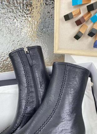 Ботинки в стилі the row romy ankle boot in leather с квадратным носком и высоким каблуком с застежкой на молнии6 фото