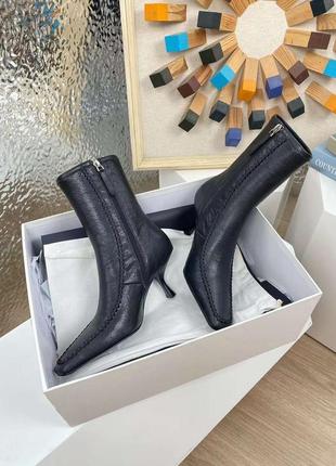 Ботинки в стилі the row romy ankle boot in leather с квадратным носком и высоким каблуком с застежкой на молнии8 фото