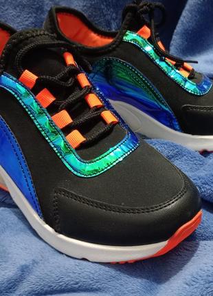 Кросівки жіночі, р. 37 (устілка 23 см)