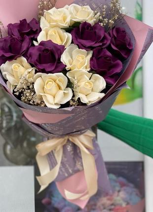 Букет з кремово-баклажанових мильних троянд
