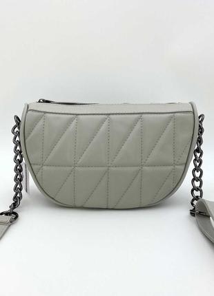 Сумка женская кросс-боди серого цвета на длинном ремешке с цепочкой «лайзи» стеганая экокожа welassie