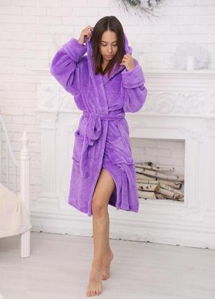 Жіночий плюшевий короткий халат з поясом і капюшоном банний халат махровий фіолетовий.