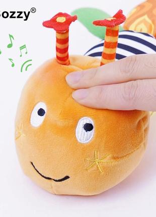 Музыкальная мягкая игрушка "гусеница-ростомер" оранжевая3 фото