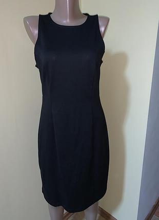 Гарна сукня з відкритою спиною