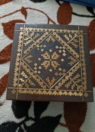 Деревянная шкатулка