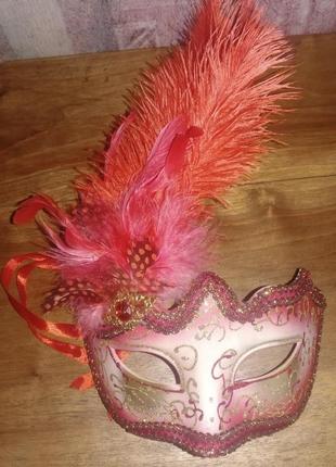 Карнавальная маска с перьями1 фото