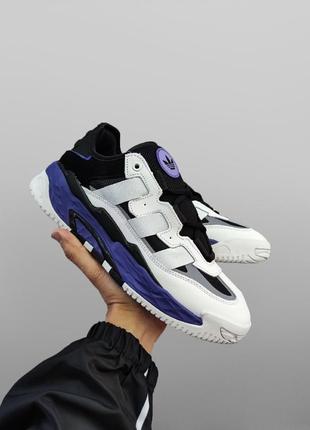 Чоловічі кросівки білі з фіолетовим кросівки adidas niteball