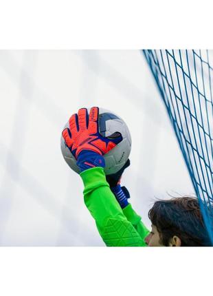 Детские вратарские футбольные перчатки размер 4 kipsta viralto красно-синий