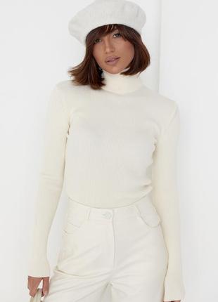 Жіночий базовий гольф у дрібний рубчик