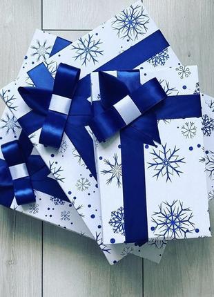 Подарочная коробка «синие снежинки матовые» из плотного микрогофрокартона 26×22×8см