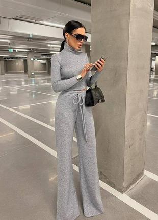 Костюм свитер укороченный воротник под горло рукав длинный брюки прямые к низу расклешонные талия на резинке и кулиске ткань ангора двусторонняя