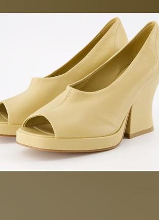 Bottega veneta

кожаные туфли на каблуке2 фото