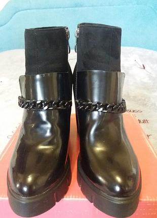 Ботинки на широком каблуке
