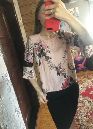 Блуза в цветы с ажурными рукавами2 фото