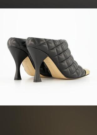 Bottega veneta

черные кожаные туфли на каблуке со стеганой отделкой2 фото