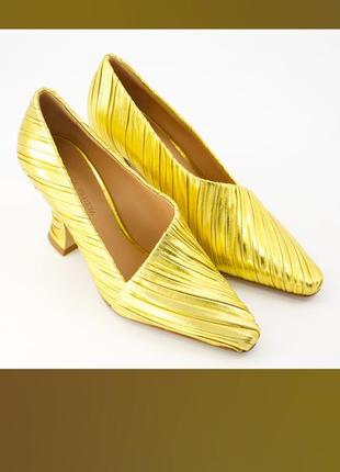 Bottega veneta

золоті шкіряні туфлі на підборах1 фото