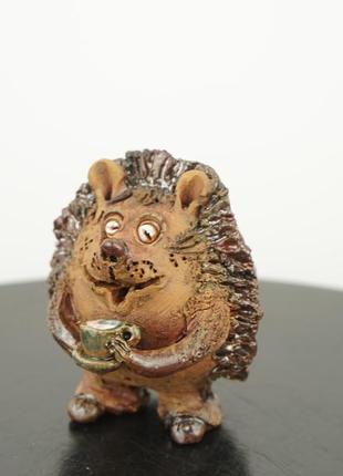 Фигурка в виде ежика hedgehog figurine ежик с чашкой2 фото