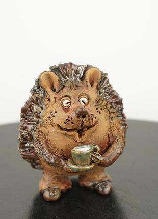 Фигурка в виде ежика hedgehog figurine ёжик с чашкой "ежочек-кофеман