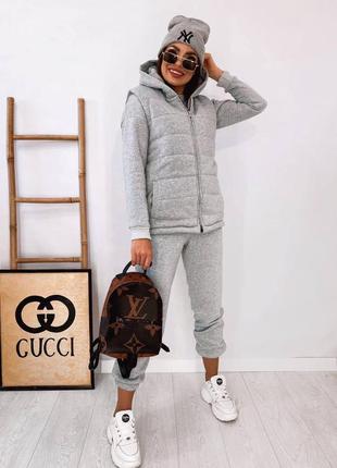 Сірий теплий жіночий спортивний костюм-трійка з жилетом на синтепоні, осінь/зима