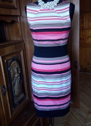 Стильне плаття в смужку.
