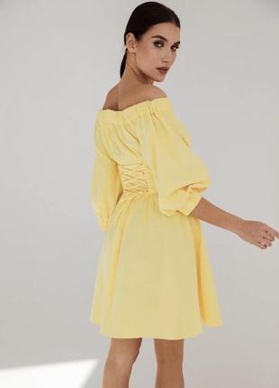 Яскрава жовта сукня гепюр акцент пояс корсет