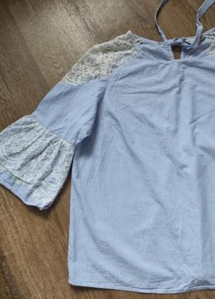 Вишукана вільна блуза з мереживом в дрібну смужку з завʼязками на спині і вкороченими рукавами3 фото