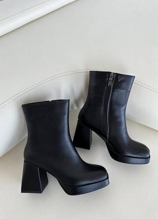 Ботильйони на каблуку, з квадратним мисом носком та на квадратних підборах, з натуральної шкіри