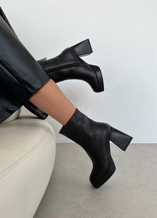 Ботильйони на каблуку, з квадратним мисом носком та на квадратних підборах, з натуральної шкіри