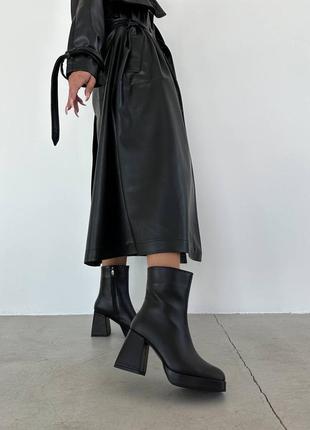 Ботильйони на каблуку, з квадратним мисом носком та на квадратних підборах, з натуральної шкіри