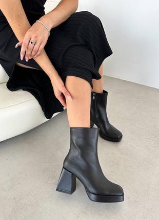 Ботильйони на каблуку, з квадратним мисом носком та на квадратних підборах, з натуральної шкіри