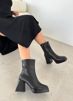 Ботильйони на каблуку, з квадратним мисом носком та на квадратних підборах, з натуральної шкіри