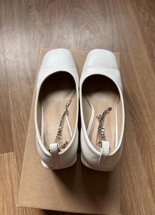 Женские белые туфли с цепочкой кожаные4 фото
