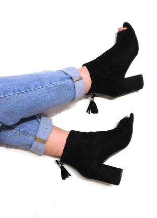 Замшевые ботинки ботильоны на блочном каблуке с открытым пальцами от peacocks