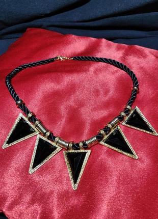 Кольє на шнурі з чорними камінням