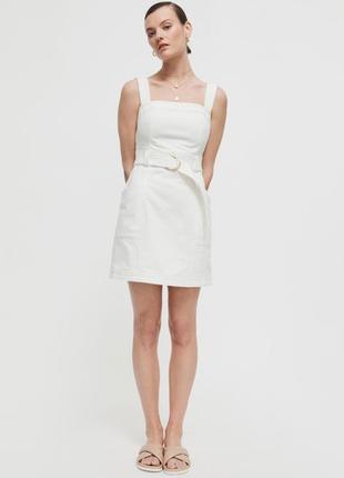 Біла сукня з поясом