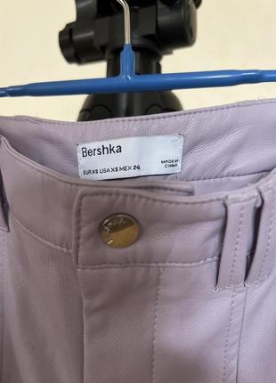 Лавандовые кожаные брюки bershka9 фото