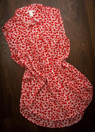 Легкая блуза безрукавка в красный цветочек.1 фото