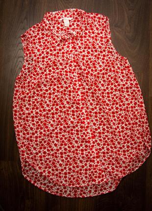 Легкая блуза безрукавка в красный цветочек.2 фото