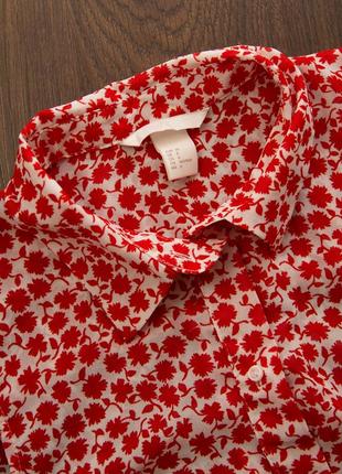 Легкая блуза безрукавка в красный цветочек.3 фото