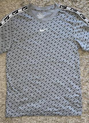 Футболка Trainers nike sportswear, централ свиш, лампасы, размер s