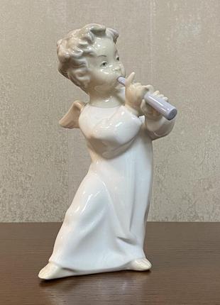 Фарфоровая статуэтка lladro «ангел».